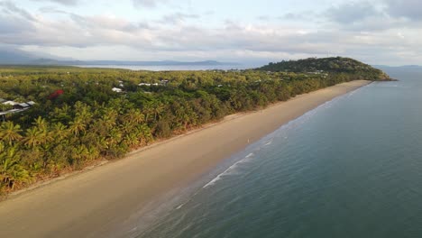La-Playa-Bordeada-De-Palmeras-Tropicales-En-El-Popular-Destino-Turístico-De-Four-Mile-Beach,-Port-Douglas,-Australia