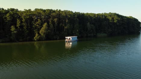 Hausboot-Schwimmt-Auf-Einem-Grünen-Natursee-Neben-Einer-Insel-In-Brandenburg,-Deutschland