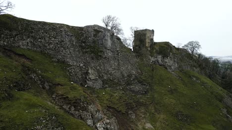 Las-Ruinas-Del-Castillo-De-Peveril-Inglaterra-Peak-District-Castleton-Cave-Dale-Vista-Aérea-De-Invierno