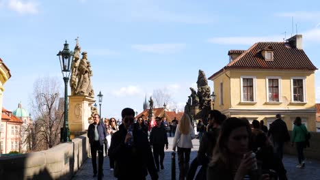 Tourists-visiting-the-Charles-Bridge-in-Prague,-Czech-Republic