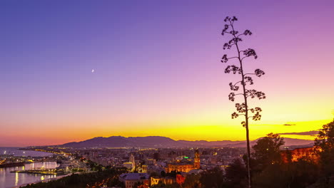 Zeitraffer-Des-Sonnenuntergangs-über-Málaga,-Spanien,-Der-Die-Dunstige-Lichtverschmutzung-Am-Himmel-Sichtbar-Macht