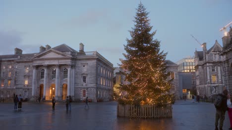 Das-Trinity-College-Und-Die-University-In-Dublin-Während-Der-Weihnachtszeit