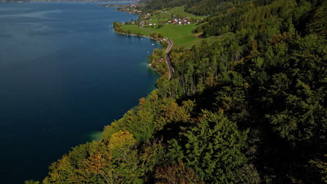 Eine-Luftaufnahme-Einer-Rustikalen-Aussicht-Auf-Eine-Berglandschaft-Am-See-In-Österreich