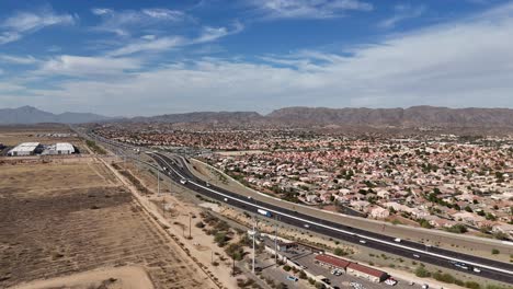 Vista-Por-Drones-Del-Tráfico-Ligero-En-La-Autopista-En-Phoenix,-Arizona