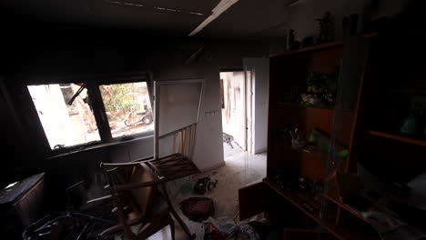 Innenraum-Eines-Ausgebrannten-Hauses-Im-Kibutz-Beeri-–-Eines-Der-Vielen-Häuser,-Die-Während-Des-Angriffs-Niedergebrannt-Und-Zerstört-Wurden