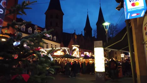 Menschen-Und-Festliche-Atmosphäre-Des-Beleuchteten-Weihnachtsmarktes