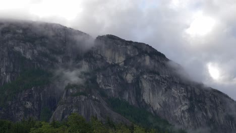 Wolken-Bedecken-Die-Granitkuppel-Des-Chief---Stawamus-Chief-Mountain-In-British-Columbia,-Kanada