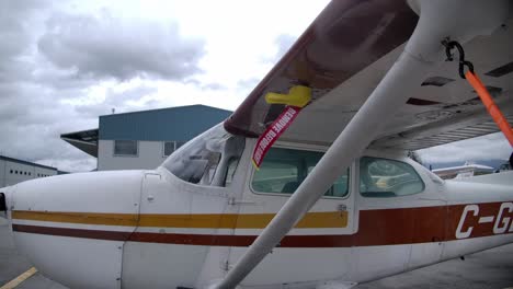 Aspecto-Hacia-La-Izquierda-Del-Avión-Cessna-Skyhawk---Primer-Plano
