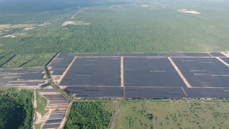 Planta-De-Energía-Solar-Fotovoltaica-Con-Un-Entorno-Exuberante-En-La-Romana,-República-Dominicana