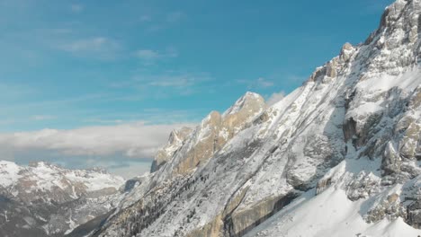 Die-Drohne-Nimmt-Einen-Langsamen-Schwenk-Der-Schneebedeckten-Dolomiten-Mit-Gran-Vernel-Im-Trentino-Auf,-Gesehen-Vom-Ciampac-Gebiet