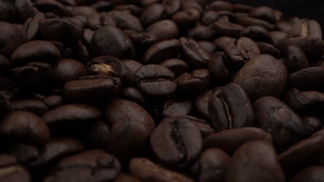 Aromatische-Kaffeebohnen,-Die-Aus-Glas-Verschüttet-Werden