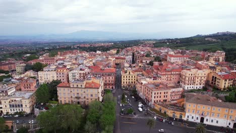 Luftaufnahmen-In-Richtung-Des-Friedlichen-Dorfzentrums-Von-Frascati,-Italien