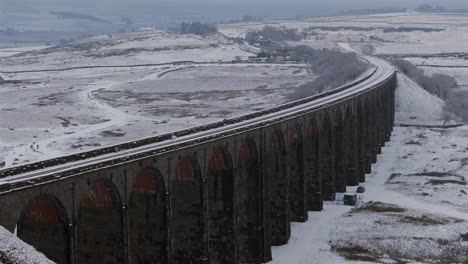Pullback-Etabliert-Luftdrohnenaufnahme-Des-Ribblehead-Viadukts-Im-Schnee-In-Den-Yorkshire-Dales,-Großbritannien