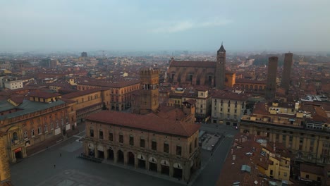 Filmischer-Drohnenschuss-über-Der-Piazza-Maggiore-In-Bologna,-Italien