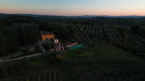 Blaue-Stunde-Leuchtet-Am-Himmel-über-Der-Toskanischen-Villa-Mit-Blick-Auf-Olivenbaumplantagen