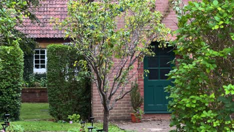 Lush-Fruit-bearing-Trees-And-Hedges-In-The-Garden-Of-The-Kilns,-Former-CS-Lewis-House-In-Oxford,-UK