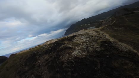 FPV-Drohnenaufnahmen-In-Porto-Da-Cruz-Auf-Madeira,-Portugal
