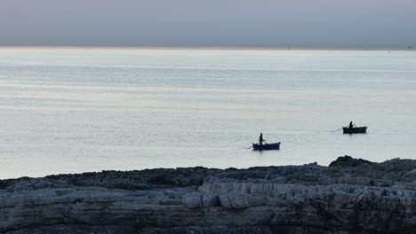 Luftaufnahmen-Vor-Der-Küste-Von-Monopoli,-Die-Fischer-Auf-Ihren-Booten-Auf-Dem-Mittelmeer-Zeigen