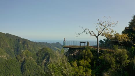 Frau-Kommt-Am-Aussichtspunkt-Balcoes-Mit-Panoramablick-Auf-Die-Berge-Auf-Madeira-An