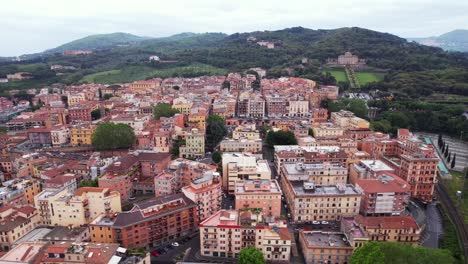 Panorama-LKW-Luftaufnahme-Des-Stadtzentrums-Von-Frascati,-Italien