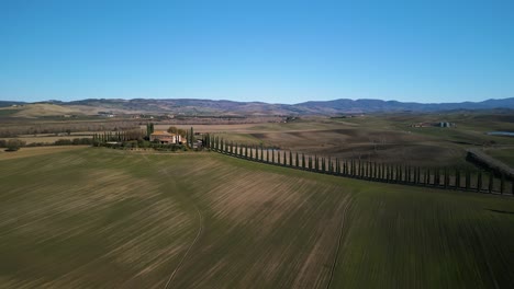 Fast-aerial-hyperlapse-above-mansion-in-Val-d'Orcia-Tuscany,-stunning-majestic-landscape