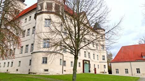 Fallbäume-Vor-Dem-Historischen-Schloss-Hartheim,-Nazi-Vernichtungsanstalt-In-Oberösterreich,-Österreich