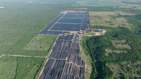 Luftaufnahme-Eines-Photovoltaikparks-Mit-Sonnenkollektoren-In-Cumayasa,-La-Romana,-Dominikanische-Republik