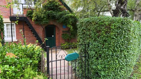Puerta-De-Entrada-De-La-Casa-De-CS-Lewis-Con-Vegetación-En-Risehurst,-Oxford,-Inglaterra