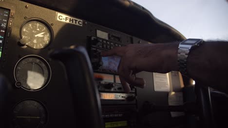 Pilot-Im-Cockpit-Mit-Navigationsausrüstung-In-Einem-Kleinen-Flugzeug