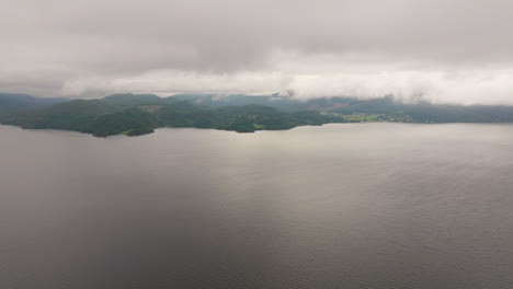 Cielo-Nublado-Sobre-Las-Tranquilas-Aguas-Del-Fiordo-En-La-Costa-Oeste-De-Noruega.