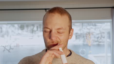 Mann-Verabreicht-Nasenspray-Gegen-Verstopfte-Nase,-Porträt-Eines-36-jährigen-Kaukasiers
