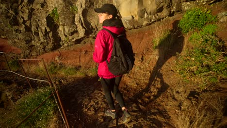 Mädchen-Wandert-Die-Madeira-Berge-Hinauf,-Gefilmt-Bei-Sonnenaufgang-Mit-Sanften-Bewegungen-In-4K,-Mit-Unglaublicher-Natur-Und-Landschaften-In-Der-Umgebung