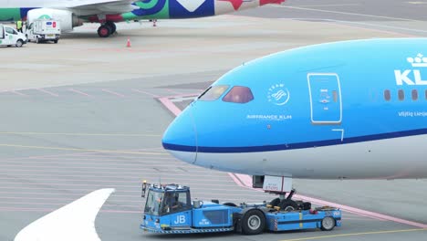 Avión-KLM-Empujado-Hacia-Atrás-Por-Un-Remolcador-En-Un-Día-Soleado