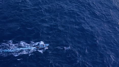 Luftaufnahme-Eines-Kleinen-Fischerbootes-Aus-Der-Vogelperspektive,-Das-Im-Felsigen-Ozean-Schaukelt-Und-Weiße-Wäsche-Erzeugt