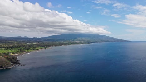 Die-Szene-Der-Küste-Im-Osten-Balis-Mit-Einem-Vulkan-Im-Hintergrund,-Umgeben-Vom-Meer