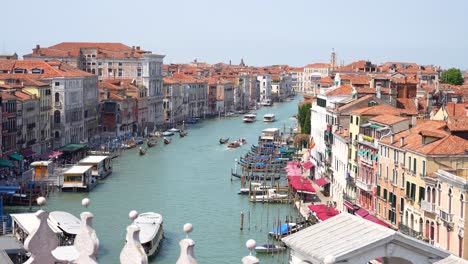 Vista-De-Arriba-Hacia-Abajo-De-Diferentes-Barcos-Navegando-Por-El-Gran-Canal-Veneciano