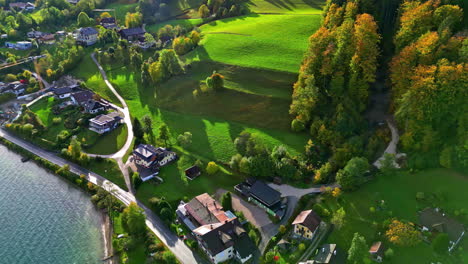Un-Plano-Inverso-De-Un-Pequeño-Pueblo-En-Un-Paisaje-Verde-En-Una-Colina-Junto-Al-Lago-En-Austria