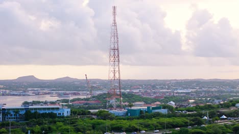 Der-Große-Telekommunikationsturm-Steht-Hoch-Vor-Den-Städten-Curacaos-Und-Dem-Bewölkten-Himmel