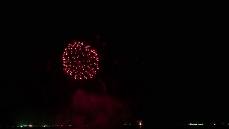 Bunte-Lichter-Füllen-Den-Nachthimmel-An-Einem-Strand-Eines-Beliebten-Touristenziels-In-Südostasien-Während-Eines-Feuerwerksfestivals