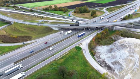 Luftaufnahmen-Von-Drohnen-In-4K-Von-Der-Autobahn-Mit-Verkehr-Und-Verkehrsknotenpunkt