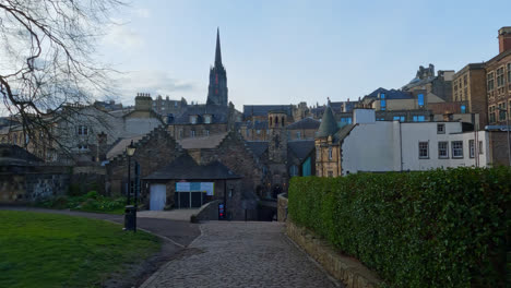 Dolly-establishes-Edinburgh-Scoltand-city-skyline-with-old-historic-towers,-church,-monastery,-buildings