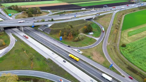 Luftaufnahmen-Von-Drohnen-In-4K-Von-Der-Autobahn-Mit-Verkehr-Und-Verkehrsknotenpunkt