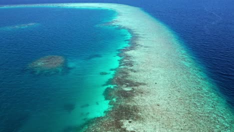Vista-Aérea-Del-Arrecife-De-La-Laguna-Fasdhoo,-Maldivas,-Océano-Índico