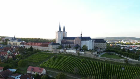 Drohnenvideo-Vom-Kloster-Michelsberg-In-Bamberg-Mit-Weinberg-Im-Vordergrund