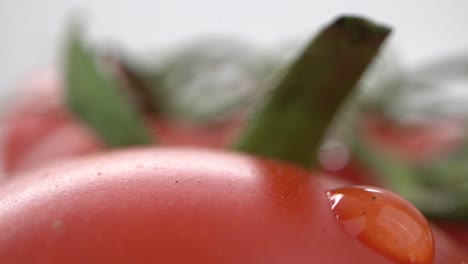 Nahaufnahme-Einer-Taufrischen-Tomate.-Wassertropfen-Detail-Makroaufnahme