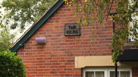 The-Kilns-Sign-On-Brick-Exterior-Wall---Former-House-Of-Narnia-Books-Author-CS-Lewis-In-Oxford,-England