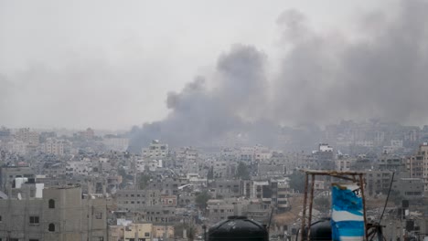 Nach-Monaten-Des-Anhaltenden-Konflikts-Steigt-Rauch-Aus-Den-Überresten-Von-Gaza-Auf