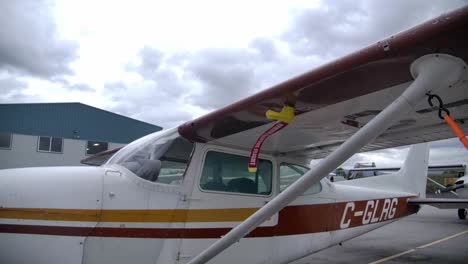 Entfernen-Sie-Vor-Dem-Flug-Das-Etikett-Am-Flügel-Eines-Cessna-Flugzeugs-Am-Flughafen