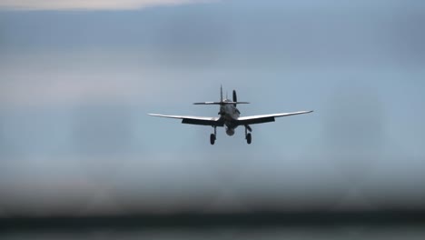 Historisches-Kampfflugzeug-Landet-Während-Der-Rückansicht-Der-Flugshow-Auf-Dem-Flughafen-Abbotsford