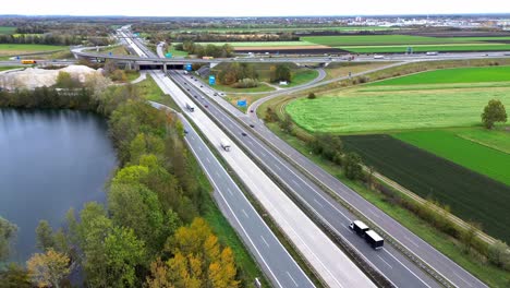 Luftdrohnenaufnahmen-4K-Von-Der-Autobahn-Mit-Verkehr
